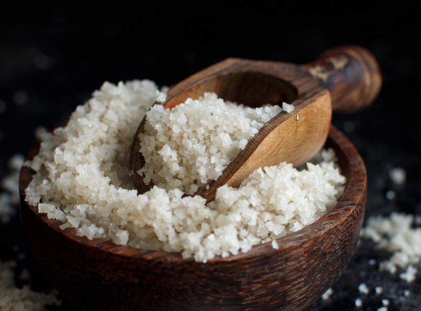 Keltská sůl v dřevěné misce na dřevěné lžičce